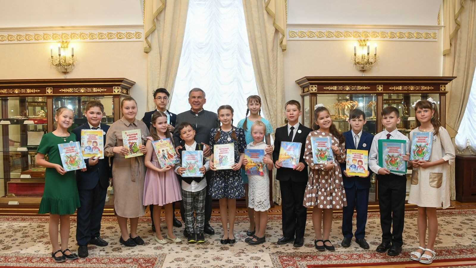 Минниханов показал детям-победителям проекта «Культурный дневник школьника» Казанский Кремль