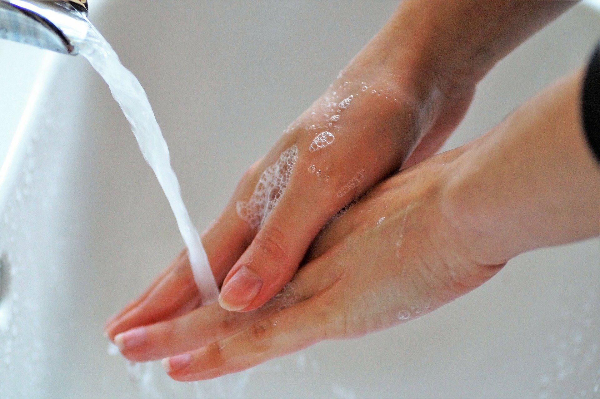 Можно помыть руки. Мытье рук. Гигиена мытья рук. Мытье рук с мылом. Мыло для рук.