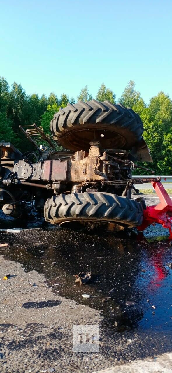 В Татарстане на трассе Казань-Набережные Челны в ДТП с трактором погибли трое