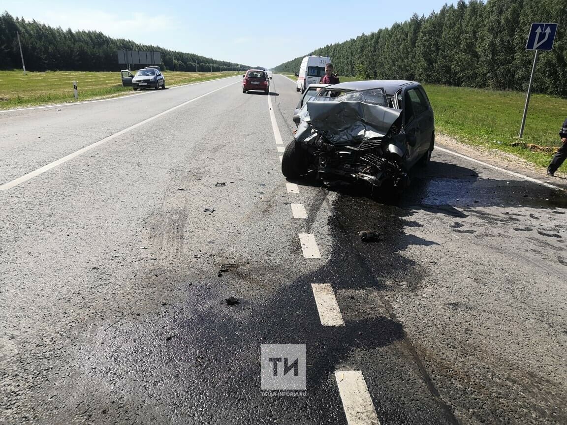 Один человек погиб и&nbsp;трое пострадали при столкновении двух авто на&nbsp;трассе в&nbsp;Татарстане