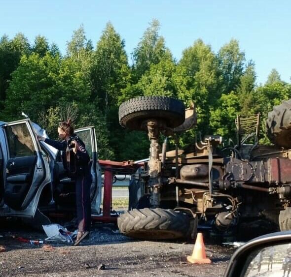 В Татарстане на трассе Казань-Набережные Челны в ДТП с трактором погибли трое