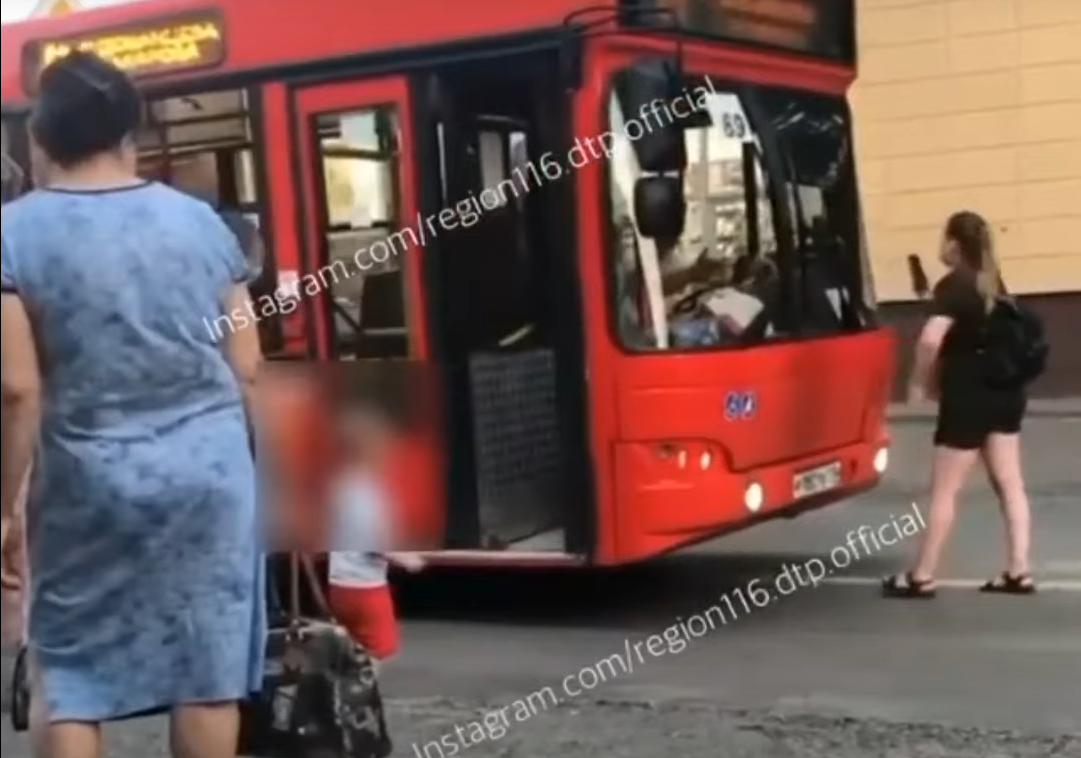 Представители Ассоциации автоперевозчиков РТ прокомментировали видео, где женщина загородила дорогу автобусу