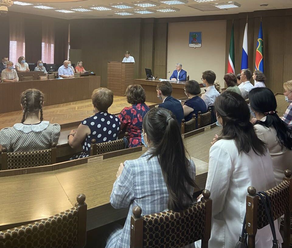 Глава Челнов Наиль Магдеев лично поздравил выпускников-стобальников
