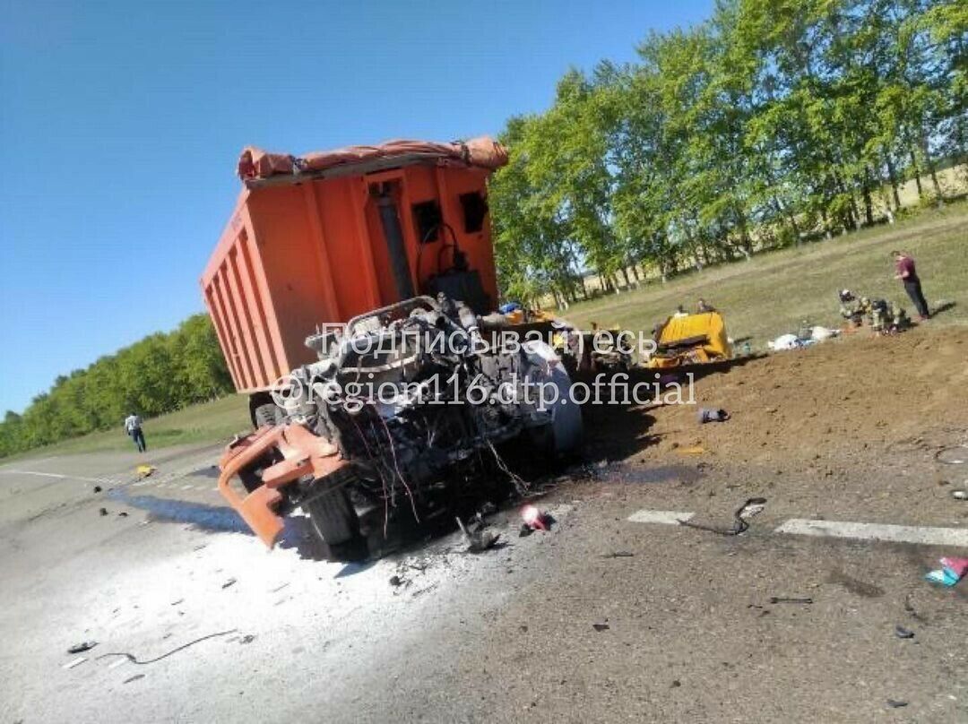 В Татарстане при столкновении двух грузовиков отлетели кабины