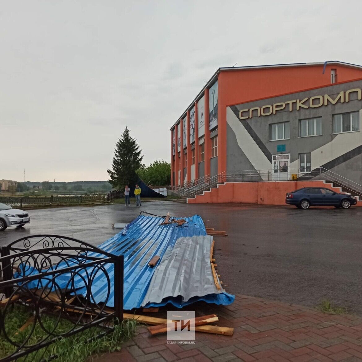 В&nbsp;Татарстане сильным ветром унесло кровлю спортивного комплекса