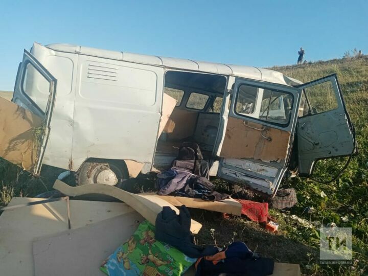 В Татарстане фургон «УАЗ» вылетел на обочину
