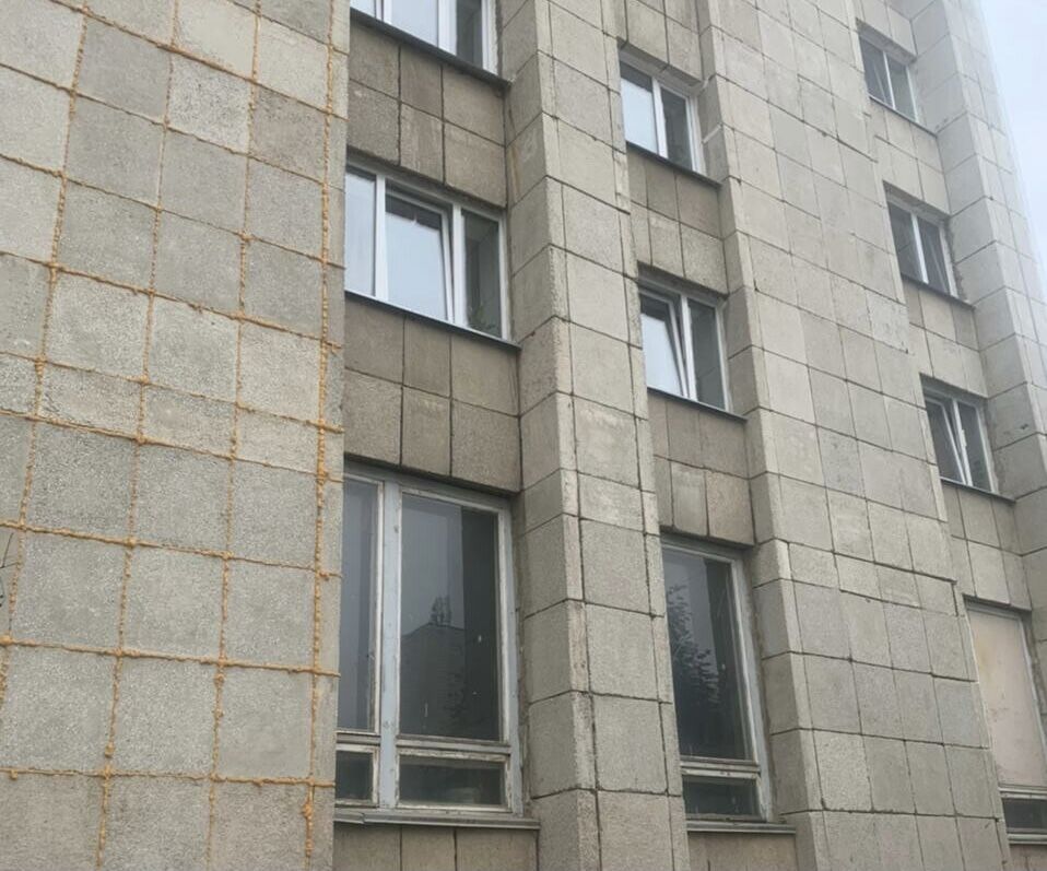 Ребенок выпал из окна общежития в Набережных Челнах