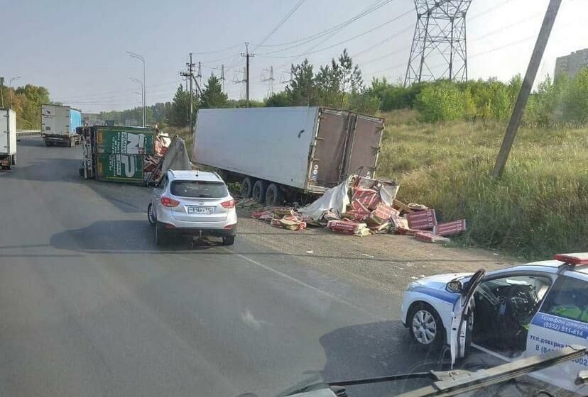 В Челнах на трассе М7 фура перевернулась на бок