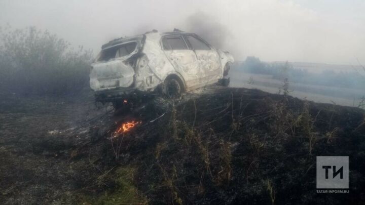 В Татарстане во время движения загорелся кроссовер