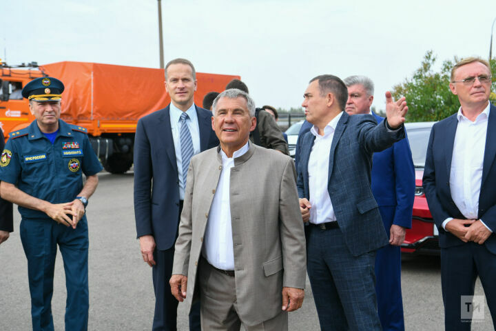 Минниханов и Гурович ознакомились с новинки КАМАЗа и проехались на гоночных грузовиках
