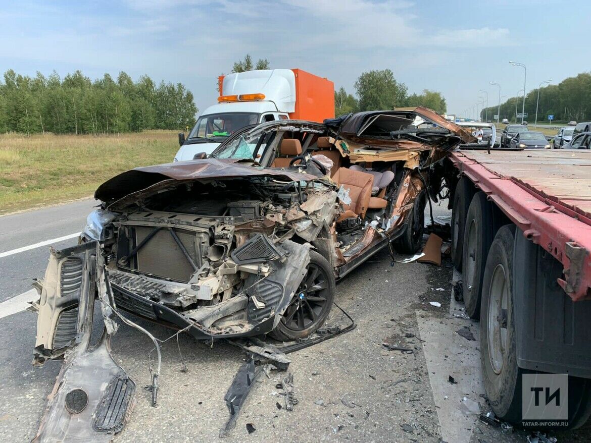 В Татарстане произошло страшное столкновение легковушки и большегруза