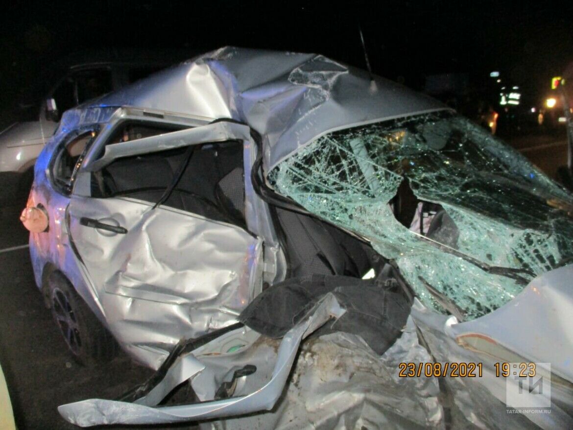 В Татарстане столкнулись лоб в лоб два автомобиля, один водитель погиб
