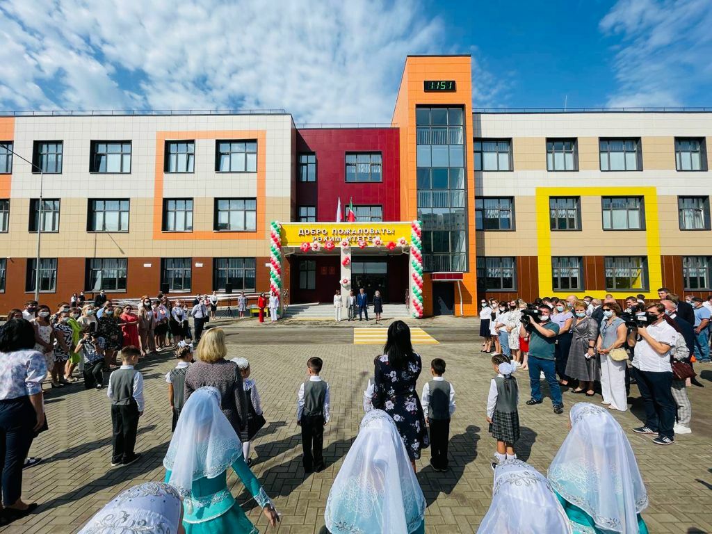 В Челнах Минниханов принял участие в открытии новой гимназии