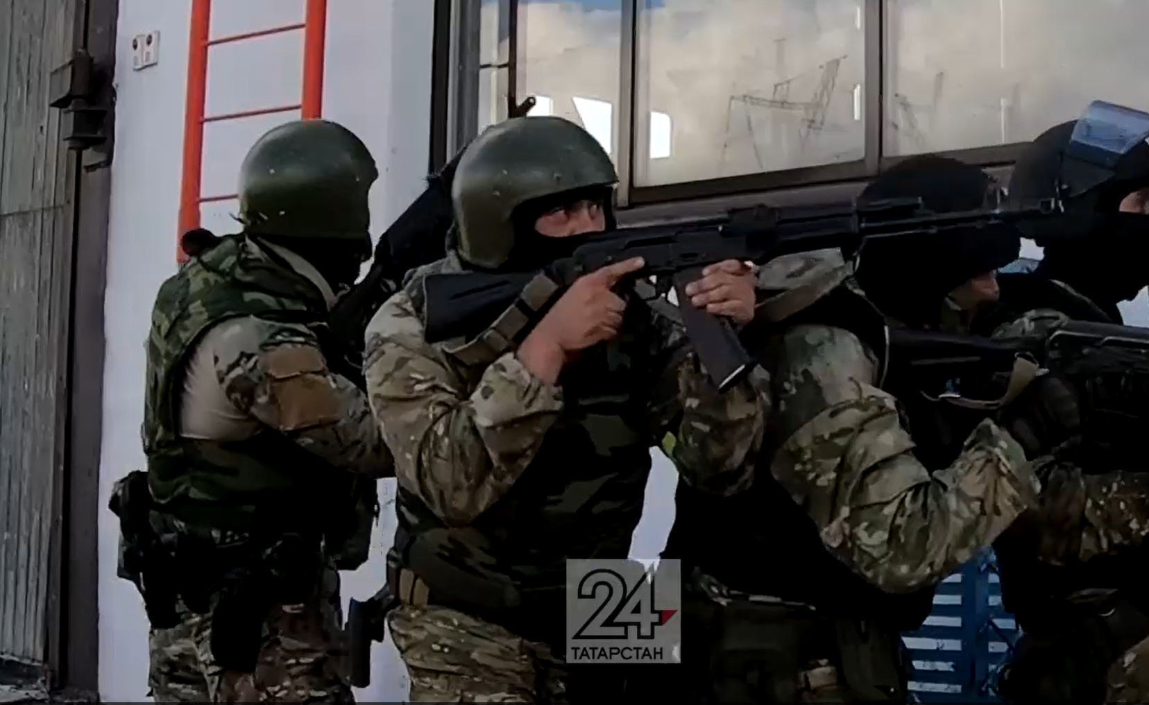 В Челнах провели учения бойцов ФСБ по обезвреживанию «террористов»