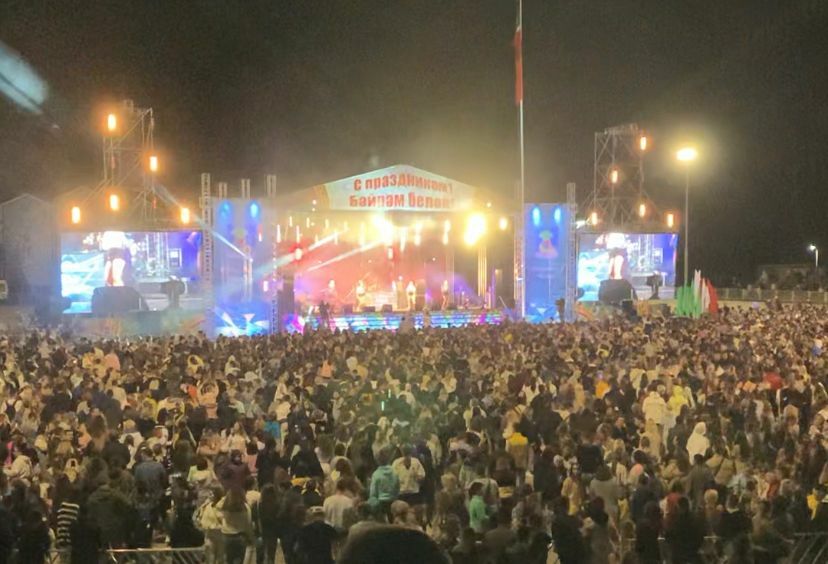 В Челнах многотысячная толпа собралась на майдане на концерт JONY