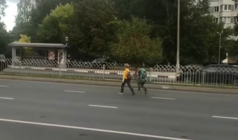 В Челнах двое несовершеннолетних гуляли по середине проезжей части