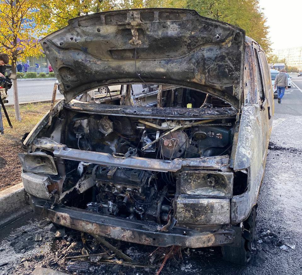 В Челнах на проспекте Хасана Туфана сгорел микроавтобус Volkswagen Transporter