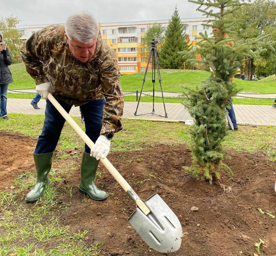 Мэр Челнов принял участие в посадке деревьев на Шишкинском бульваре