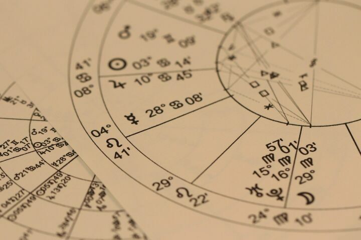 Астрологи назвали три знака зодиака, которые строят семьи после 30-ти