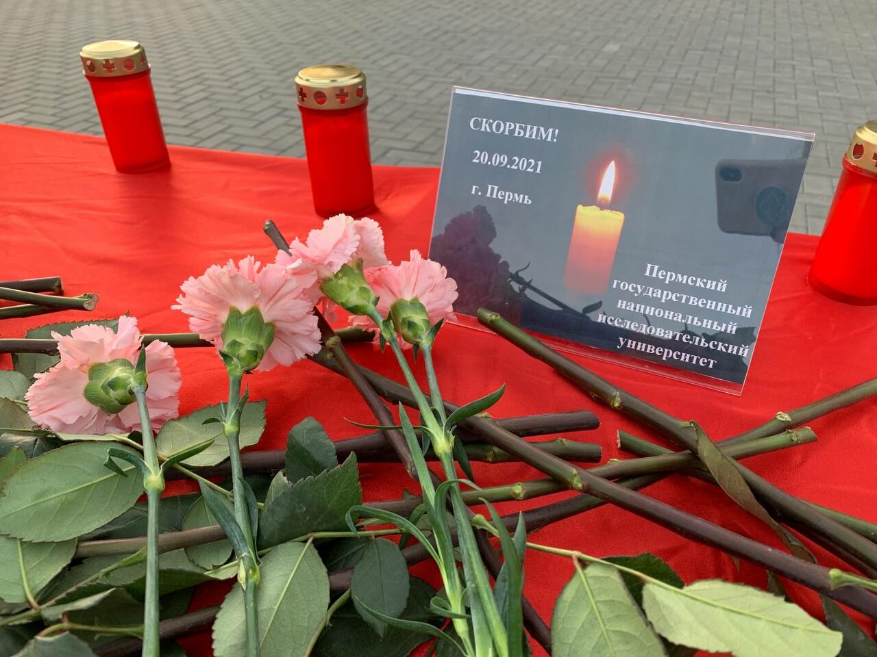 В Челнах организован временный мемориал в память о погибших в Перми
