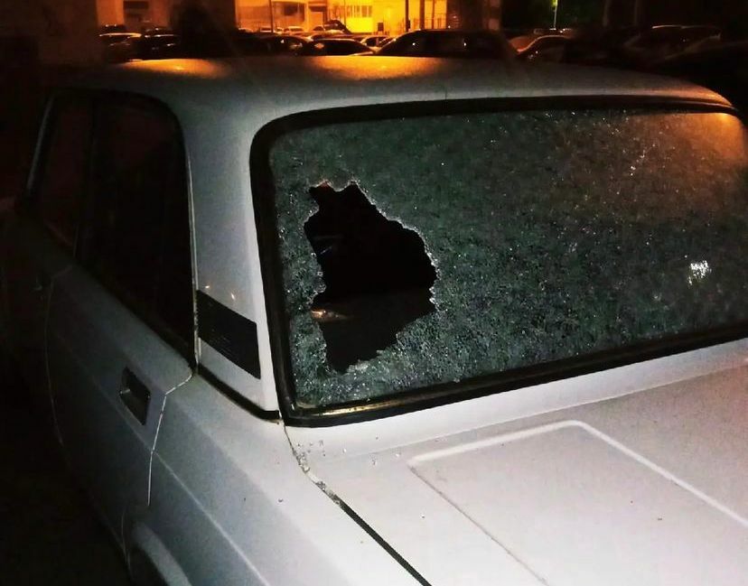 В соцсетях Челнов жительница пожаловалась, что неизвестные разбили заднее стекло ее машины