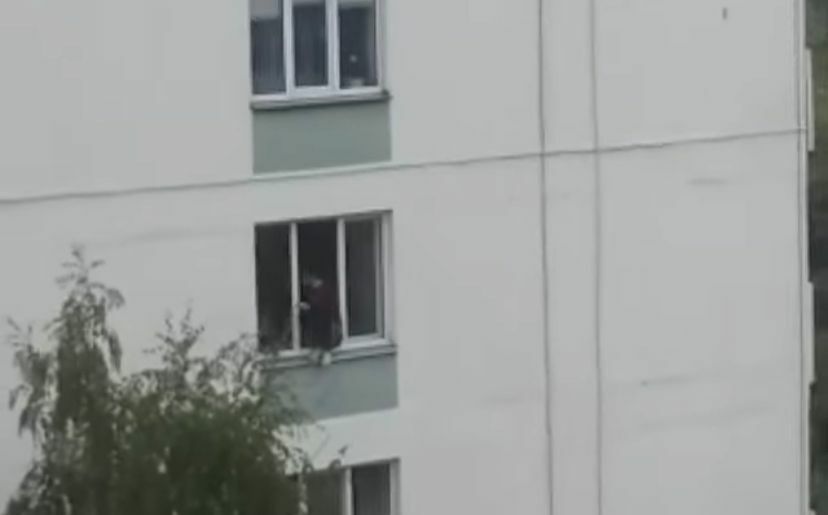 В Челнах молодой парень угрожает выпрыгнуть с окна 6 этажа