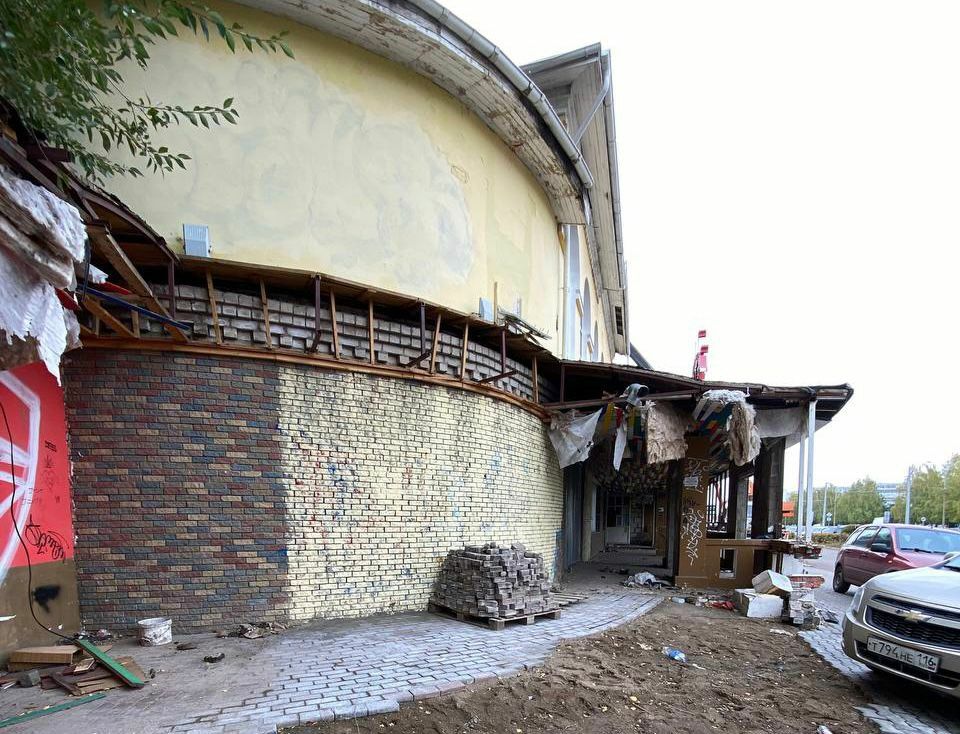 Здание бывшего ресторанного комплекса «Арарат» начали демонтировать в Челнах