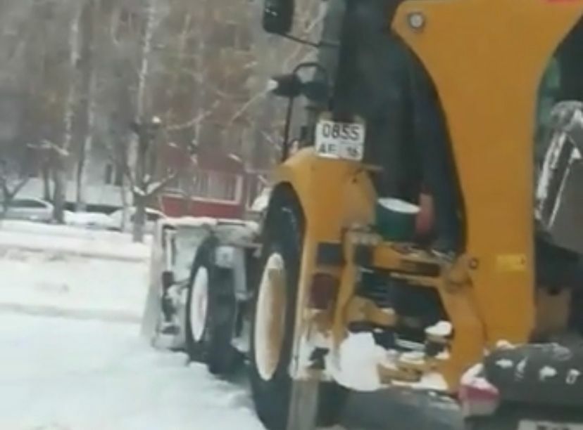 В Челнах замечена снегоуборочная техника с крутящимися на месте колесами