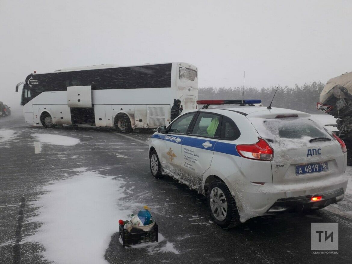 Несколько человек пострадали в&nbsp;ДТП с&nbsp;рейсовым автобусом и&nbsp;снегоуборочной машиной на&nbsp;трассе в&nbsp;Татарстане