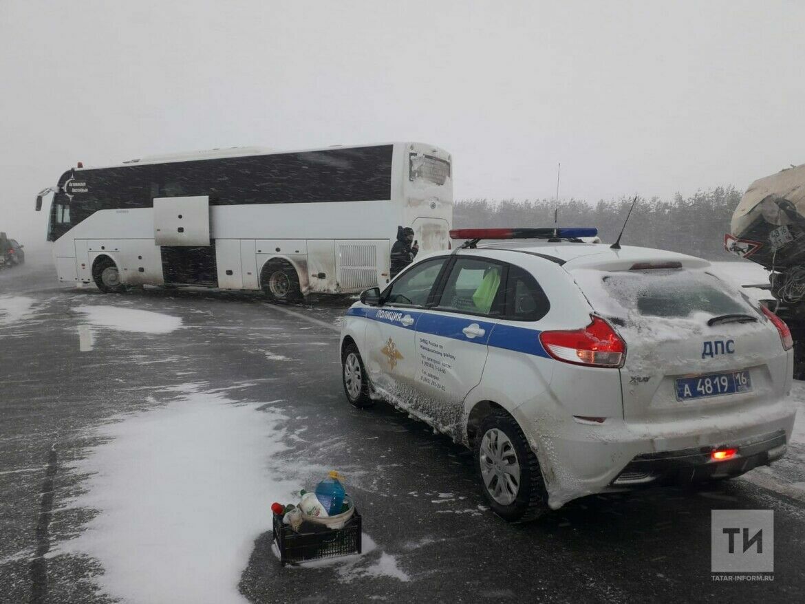 В БСМП Челнов доставили пострадавших в аварии рейсового автобуса и снегоуборщика