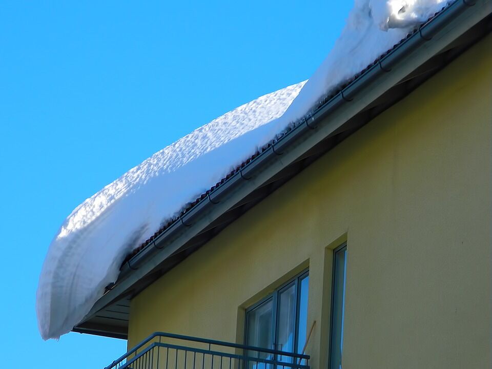 В одном из подъездов Челнов протекает крыша из-за снега