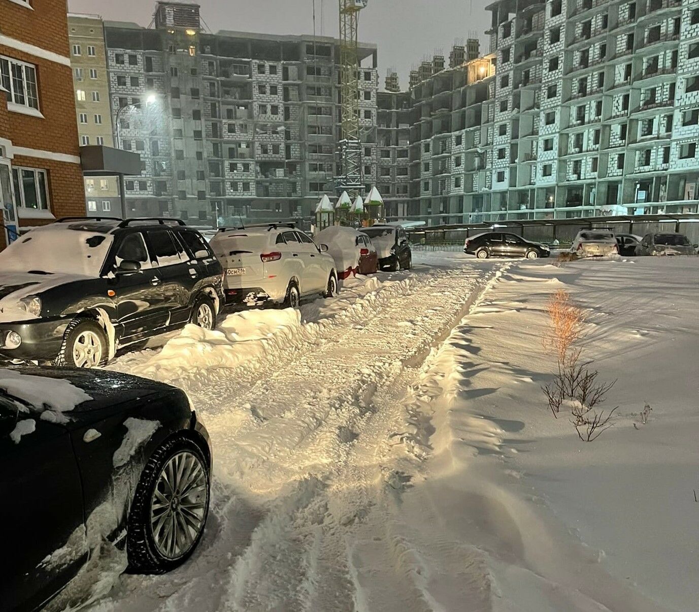Жители 65-го комплекса в&nbsp;Челнах жалуются на&nbsp;снег: машины застревают, тротуары заметены