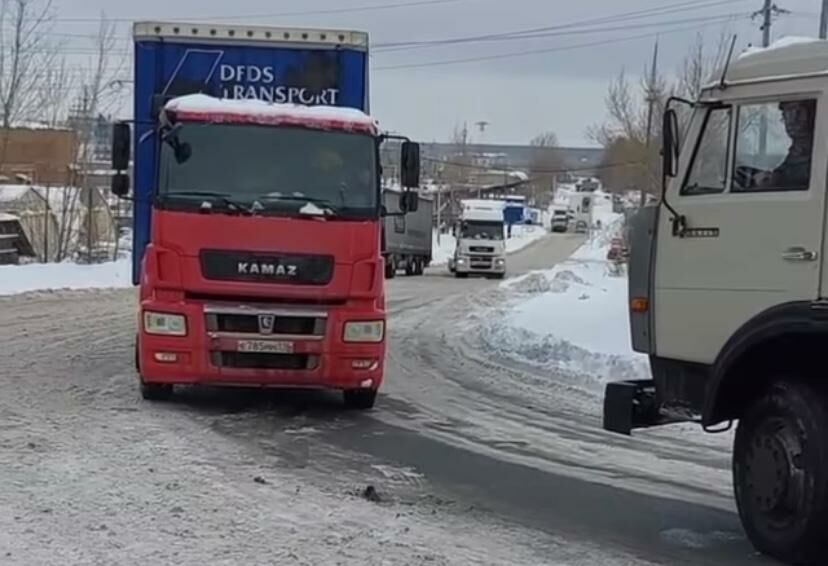 В Челнах в районе лесоцеха не могут разъехаться большегрузы