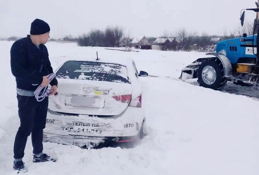 В Татарстане сотрудники ГИБДД помогли выбраться из снега семье из Башкортостана