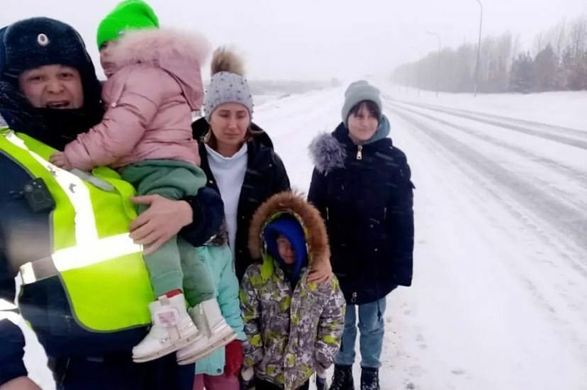 В Татарстане сотрудники ГИБДД помогли выбраться из снега семье из Башкортостана