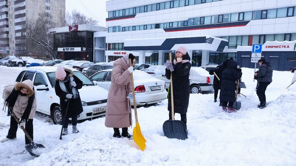 В Челнах студенты КФУ помогли коммунальщикам с уборкой снега