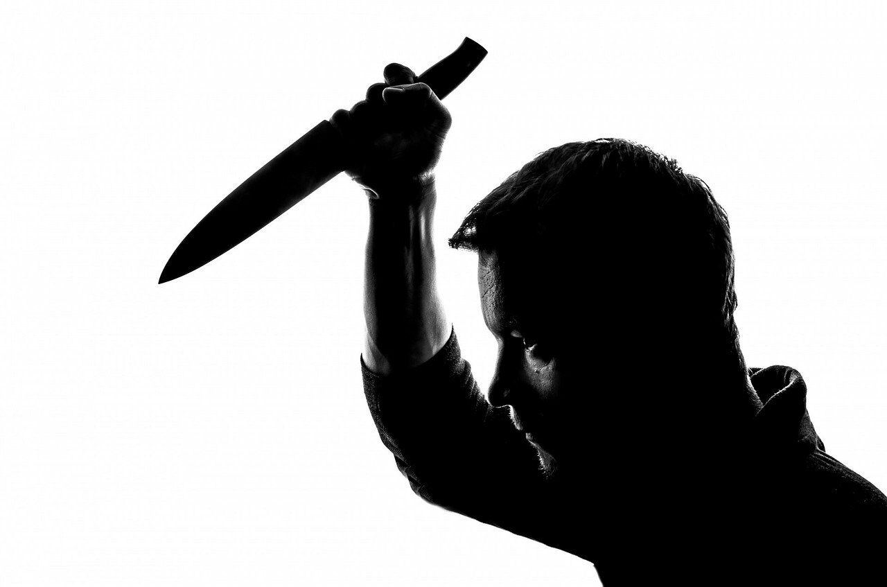 В Татарстане мужчина вонзил нож в спавшего приятеля, чтобы спасти его от долгов 