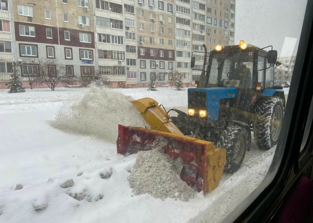 На улицах Челнов работают более 100 единиц снегоуборочной техники