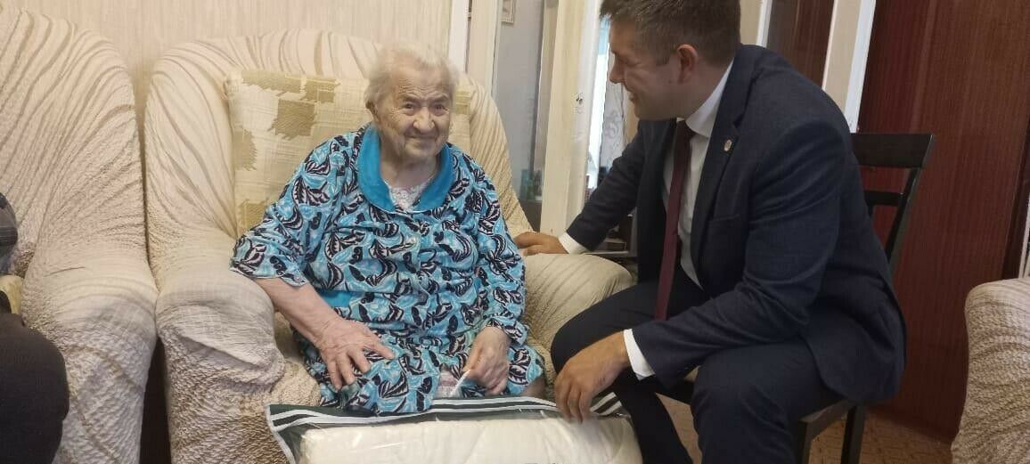 В рамках Декады старшего поколения 104-летней челнинке вручили подарки