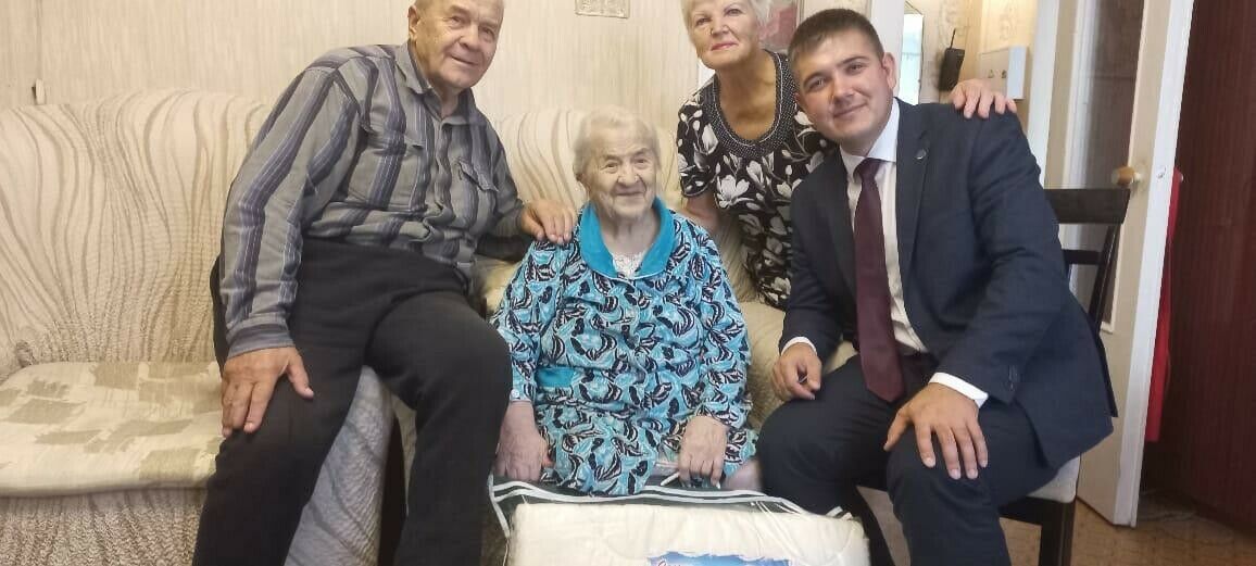 В рамках Декады старшего поколения 104-летней челнинке вручили подарки