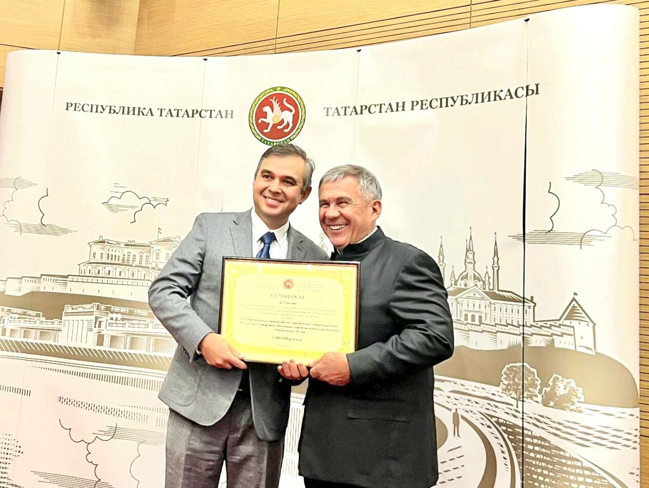 Рустам Минниханов вручил сертификат БСМП Челнов на 1 млн рублей