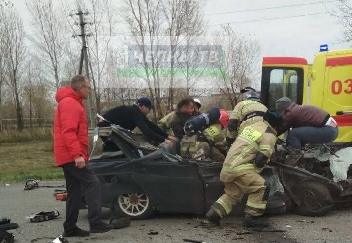 В Челнах легковушка на большой скорости влетела под «КАМАЗ»