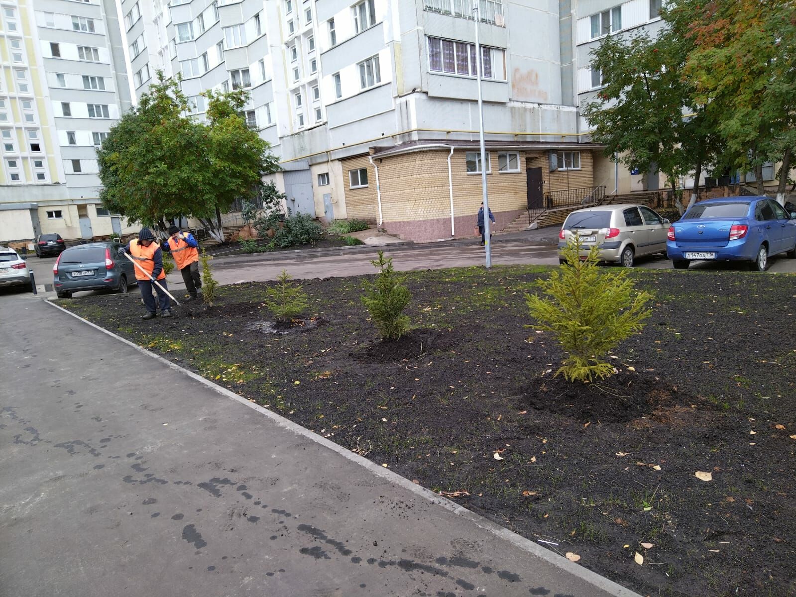 Наиль Магдеев принял участие в субботнике в Комсомольском районе