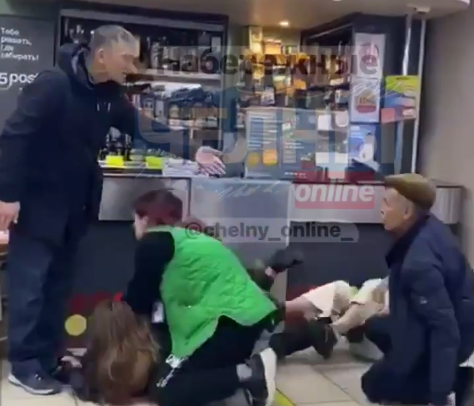 В Челнах девочки-подростки устроили драку с продавцом в магазине