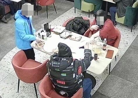 В Челнах женщина с сыном украли у сотрудника кафе куртку и документы