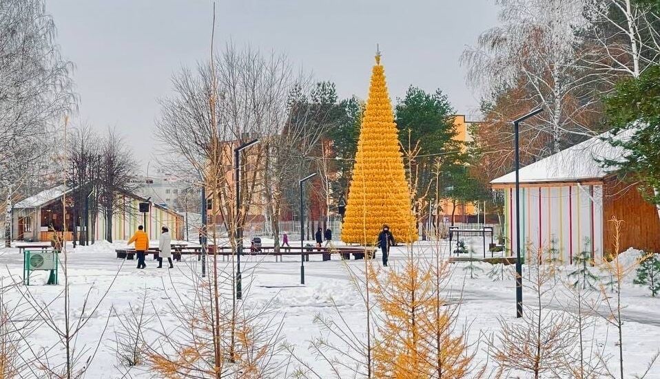 В парке Нижнекамска появилась желтая новогодняя ёлка