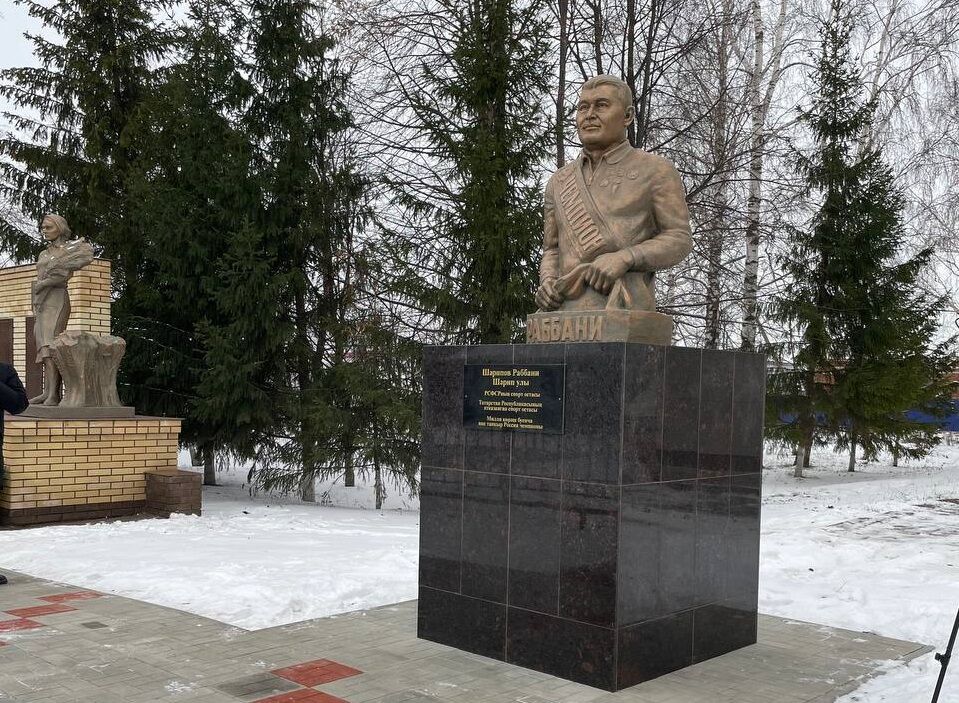 В&nbsp;Тукаевском районе торжественно открыли бюст легендарному борцу Раббани Шарипову