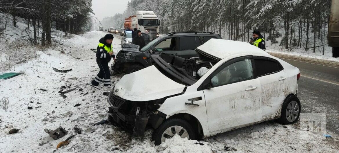 В ДТП с внедорожником на трассе в Татарстане погиб водитель легковушки