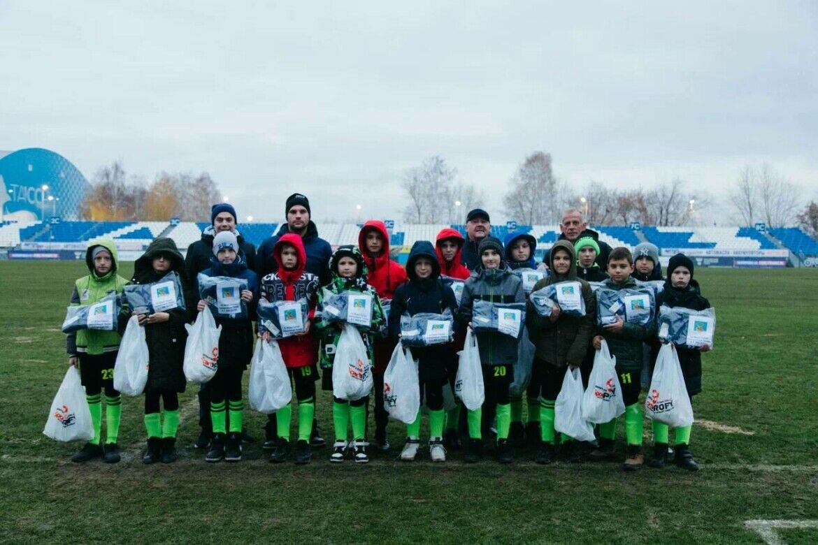 Наиль Магдеев подарил юным футболистам из ЛНР И ДНР спортивную форму и мячи