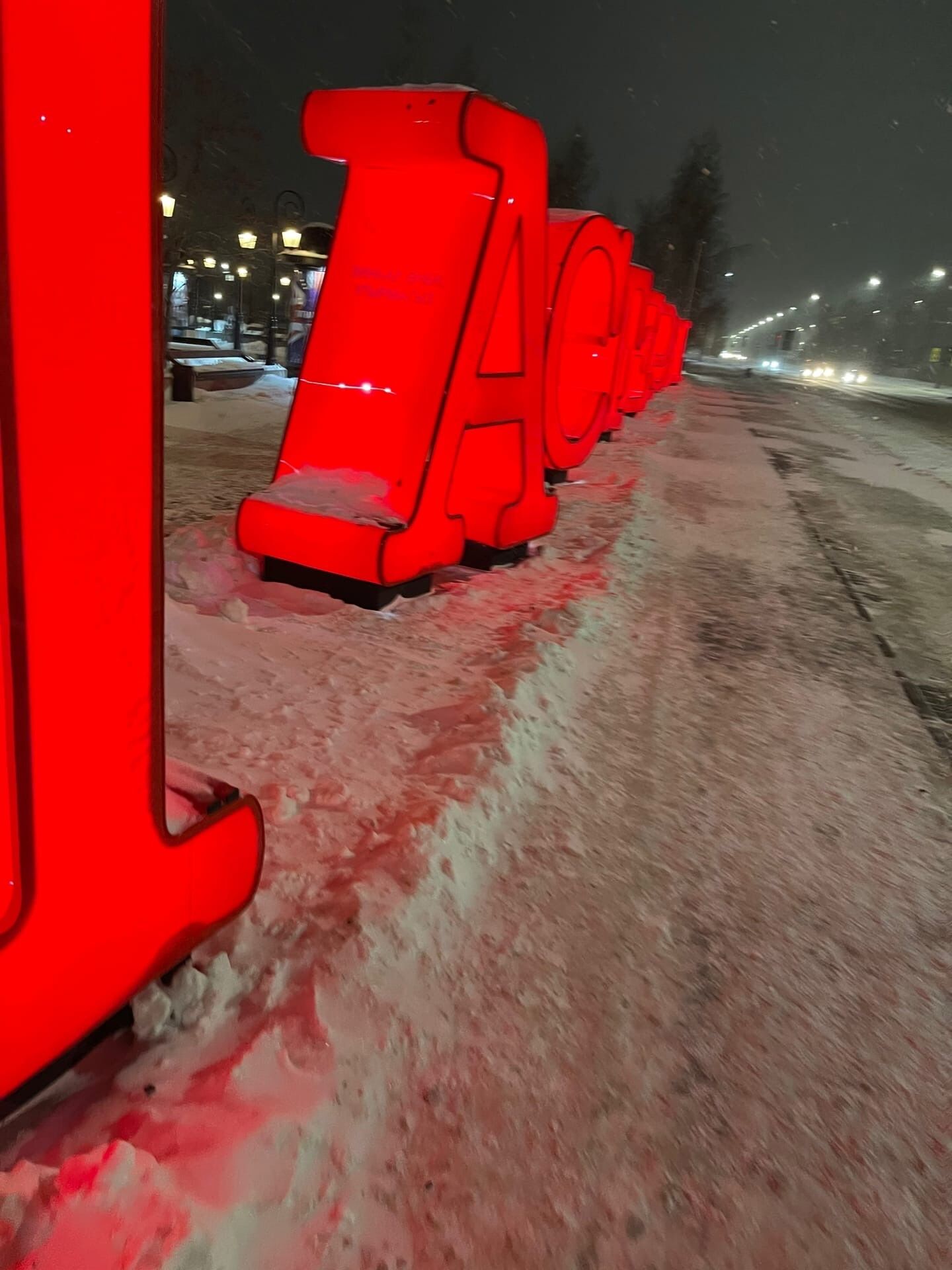В&nbsp;Челнах перед новым зданием театра «Мастеровые» треснули буквы